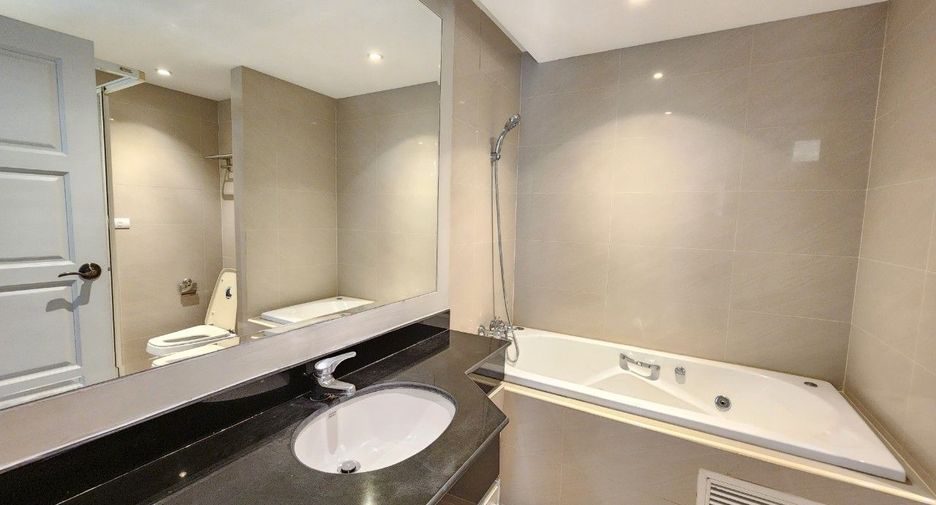 For rent 3 bedrooms apartment in Khlong Toei, Bangkok