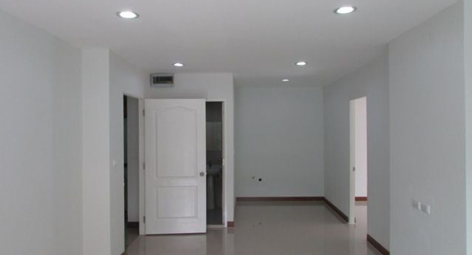 For sale studio condo in Khlong Toei, Bangkok