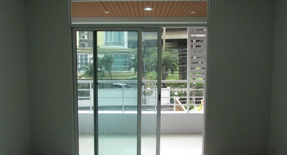 For sale studio condo in Khlong Toei, Bangkok