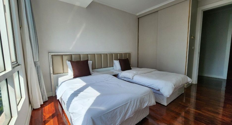 For rent 3 bedrooms apartment in Khlong Toei, Bangkok