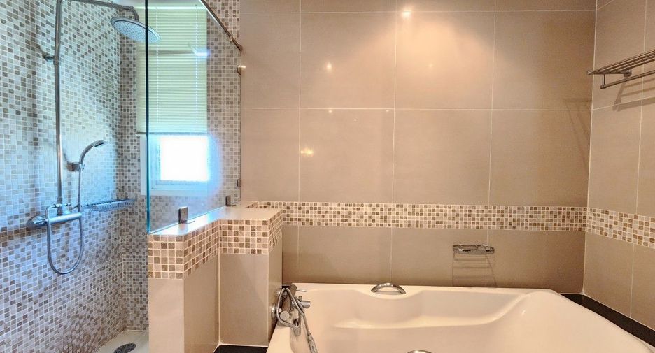 For rent 3 bedrooms apartment in Khlong Toei, Bangkok