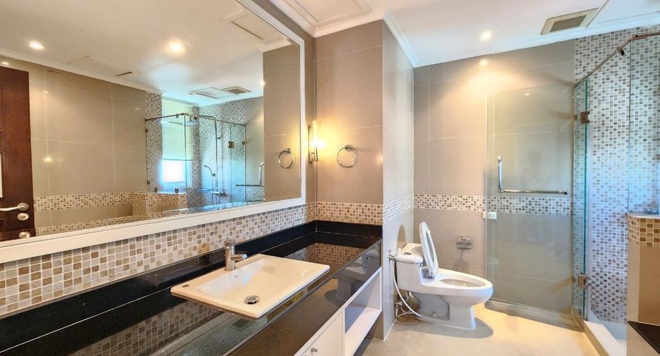 For rent 3 bedrooms apartment in Khlong Toei, Bangkok