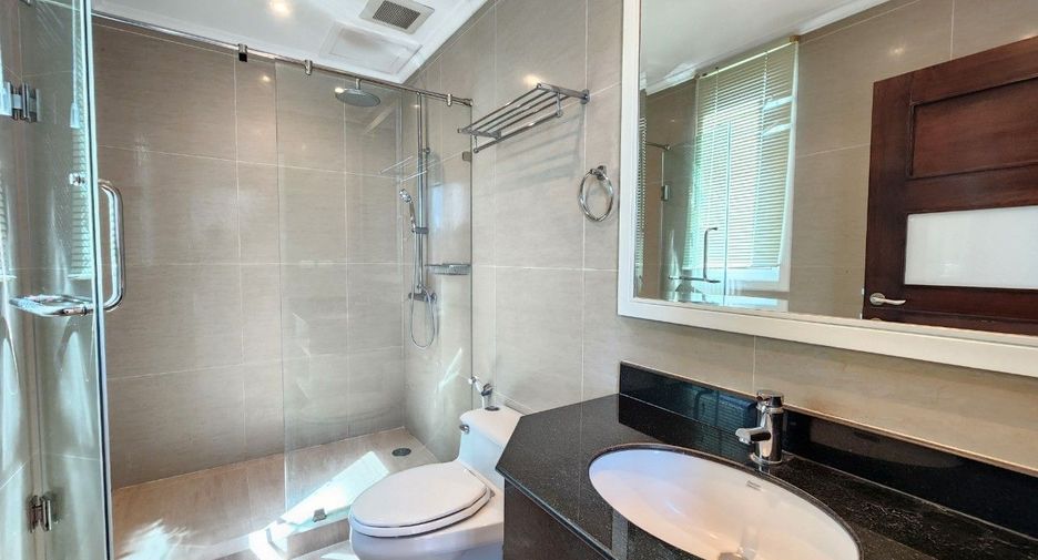 For rent 3 bedrooms apartment in Khlong Toei, Bangkok