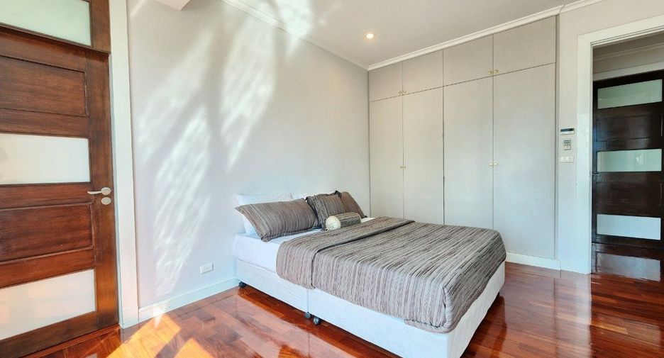 For rent 3 bedrooms apartment in Khlong Toei, Bangkok
