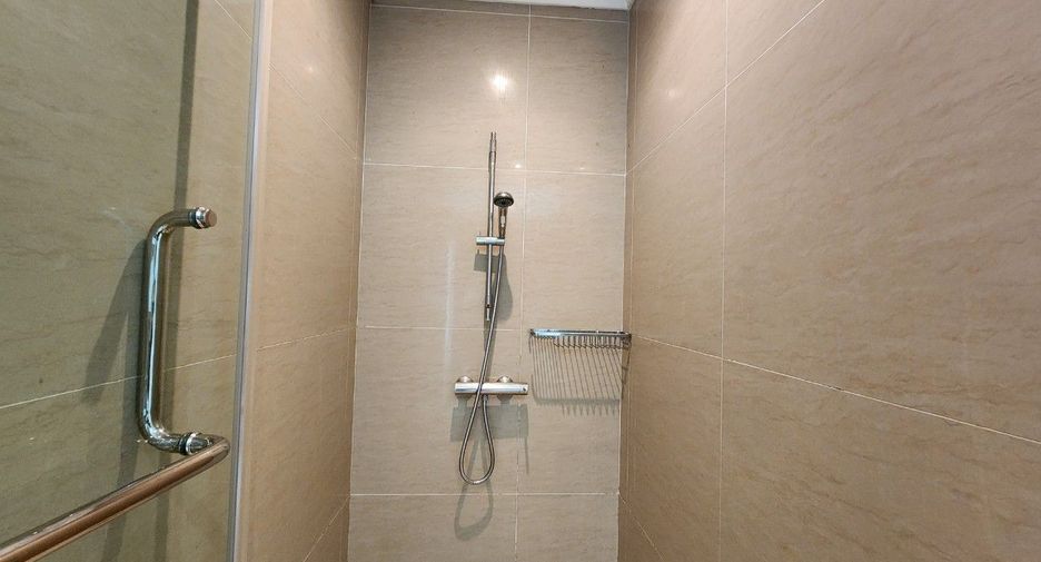 For rent 3 bedrooms apartment in Khlong Toei, Bangkok