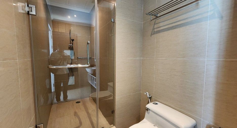 For rent 3 bedrooms apartment in Khlong Toei, Bangkok