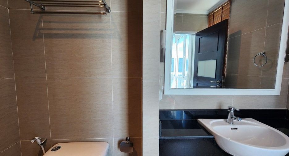 For rent 3 bedrooms apartment in Khlong Toei, Bangkok