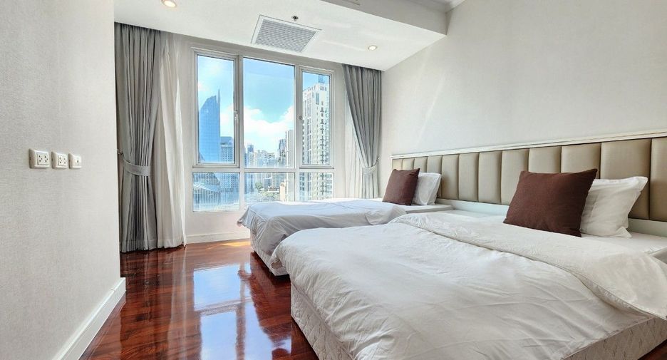 For rent 3 bedrooms apartment in Khlong Toei, Bangkok