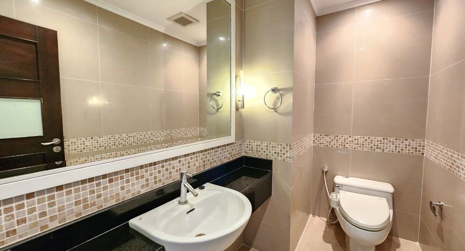 For rent 3 bedrooms apartment in Khlong Toei, Bangkok