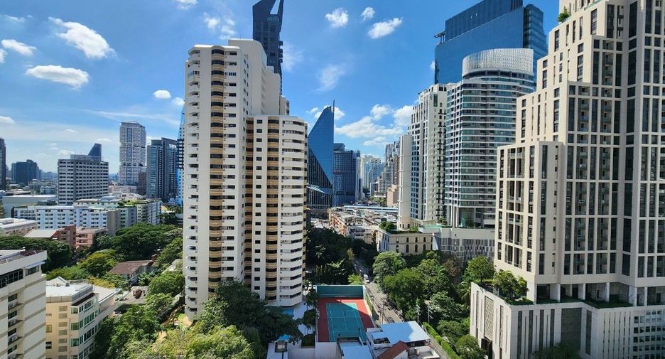 For rent 3 bedrooms apartment in Khlong Toei, Bangkok