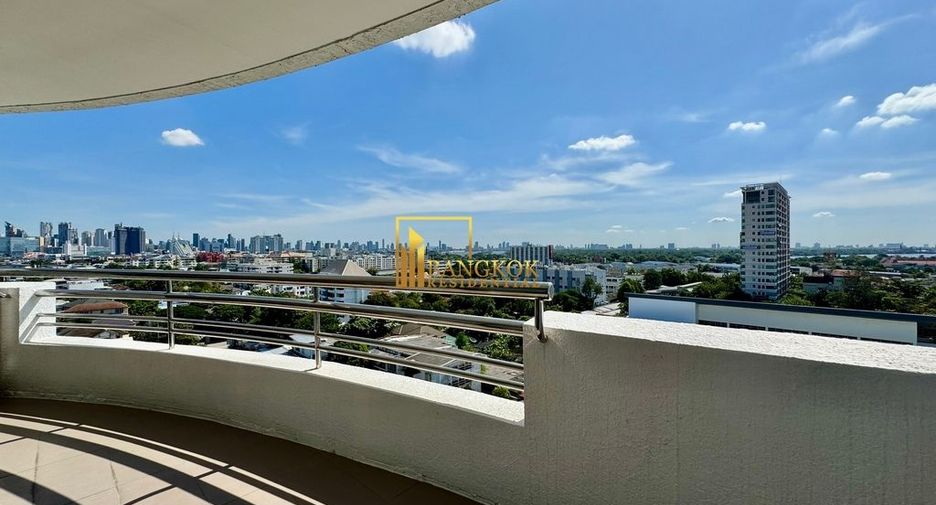 For rent 3 bedrooms condo in Yan Nawa, Bangkok