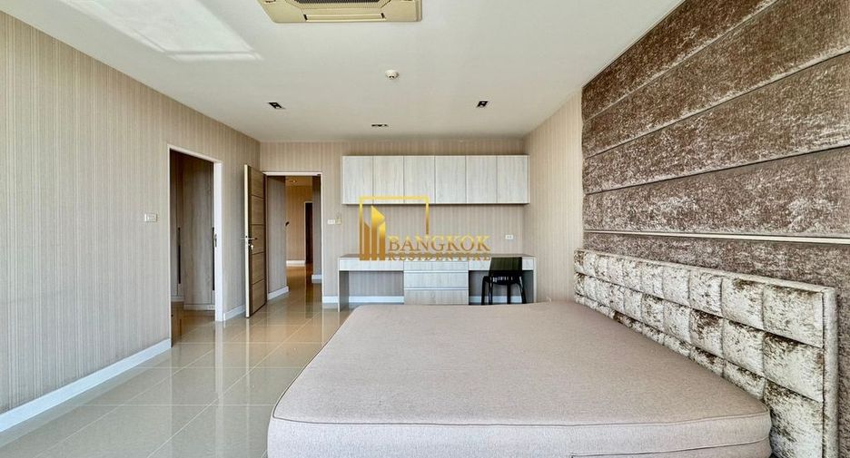 For rent 3 bedrooms condo in Yan Nawa, Bangkok