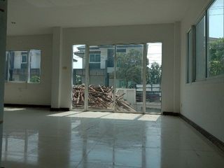 Casa en venta de estudio en Lat Krabang, Bangkok