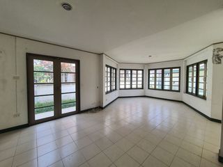 Haus zum Kauf mit Studio in Saphan Sung, Bangkok