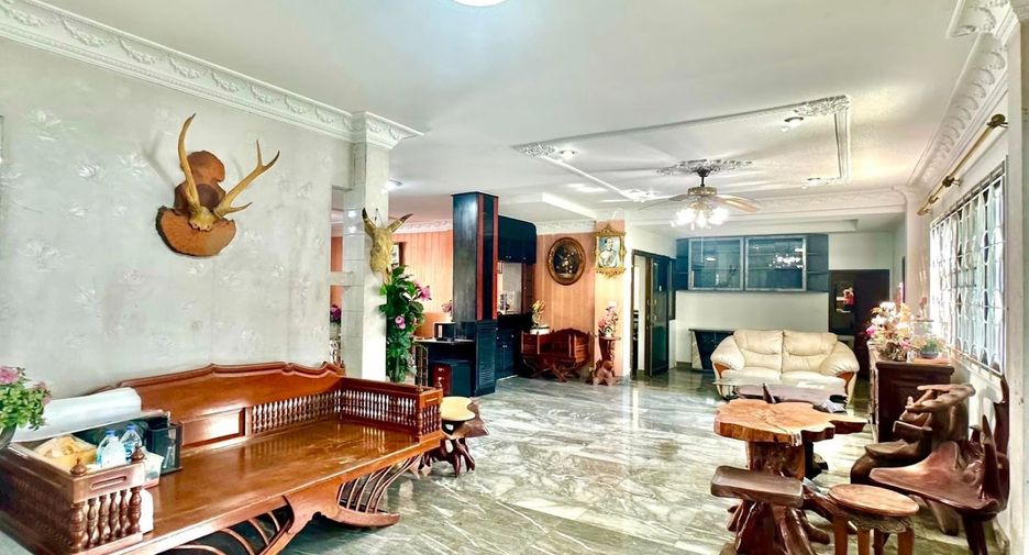 À louer 6 chambres maison à Taling Chan, Bangkok