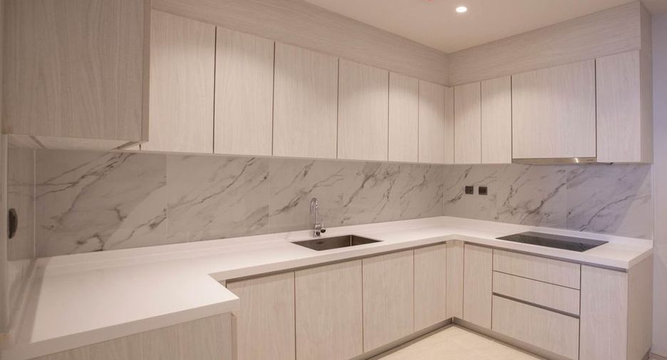 For rent 3 bedrooms condo in Pathum Wan, Bangkok