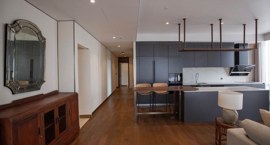 For rent 3 bedrooms condo in Pathum Wan, Bangkok