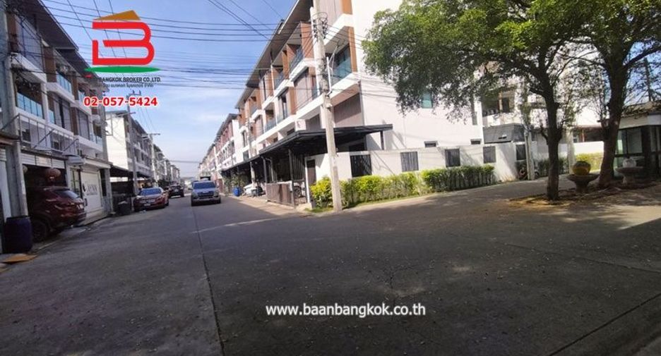 For sale 2 bedrooms townhouse in Bang Khun Thian, Bangkok