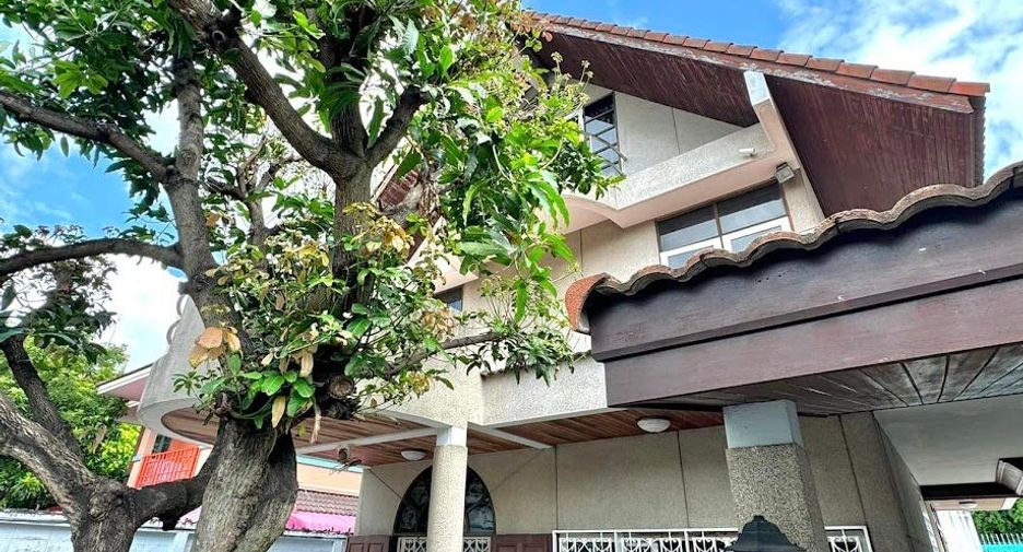 For sale 4 ベッドルーム house in Yan Nawa, Bangkok