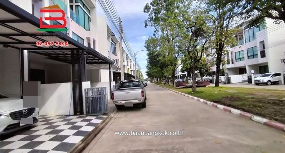 Casa adosada en venta de 2 habitaciones en Pak Kret, Nonthaburi