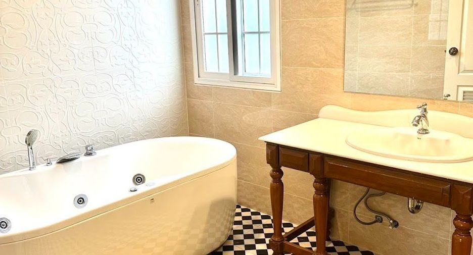 For rent 4 bedrooms house in Bang Na, Bangkok