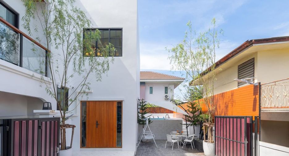 For rent 5 bedrooms house in Wang Thonglang, Bangkok