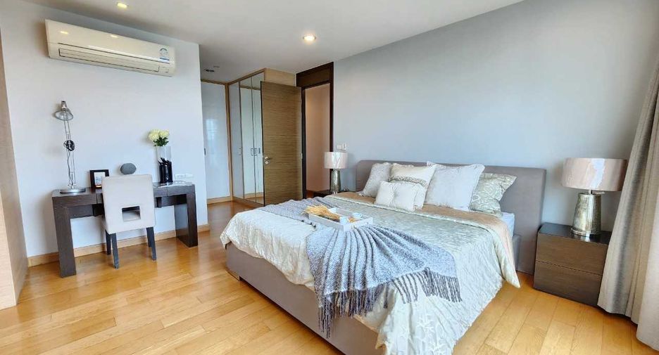 For rent 3 bedrooms apartment in Khlong Toei, Bangkok