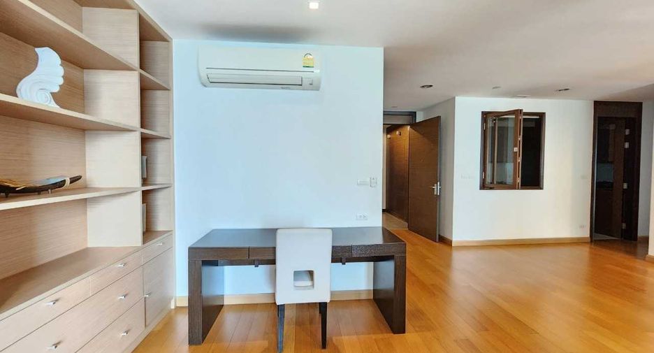 For rent 3 bedrooms apartment in Khlong Toei, Bangkok
