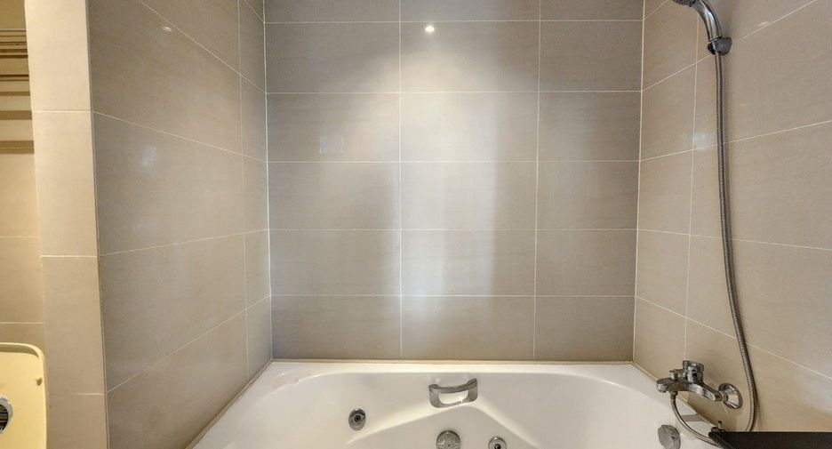 For rent 3 bedrooms apartment in Khlong Toei, Bangkok