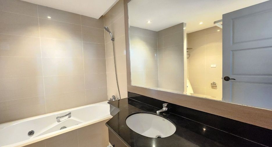 For rent 3 bedrooms apartment in Khlong Toei, Bangkok
