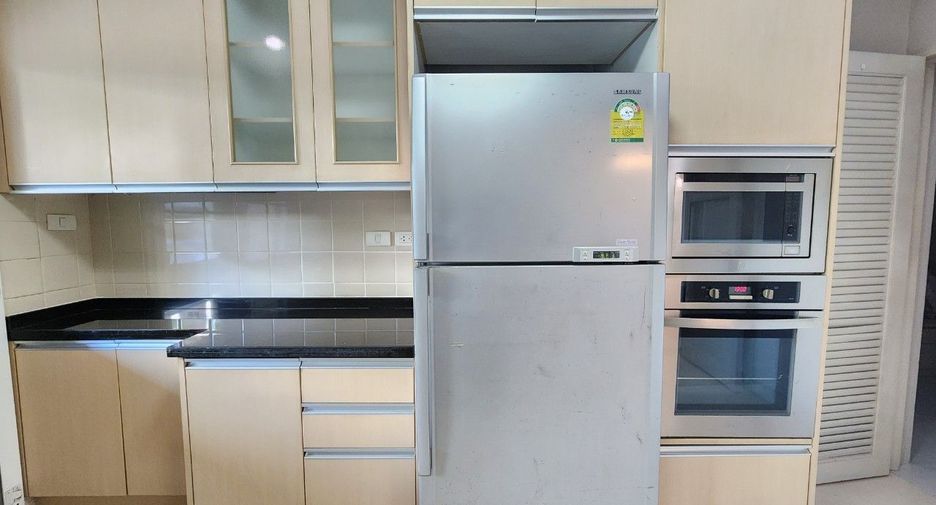 For rent 3 bedrooms apartment in Khlong Toei, Bangkok