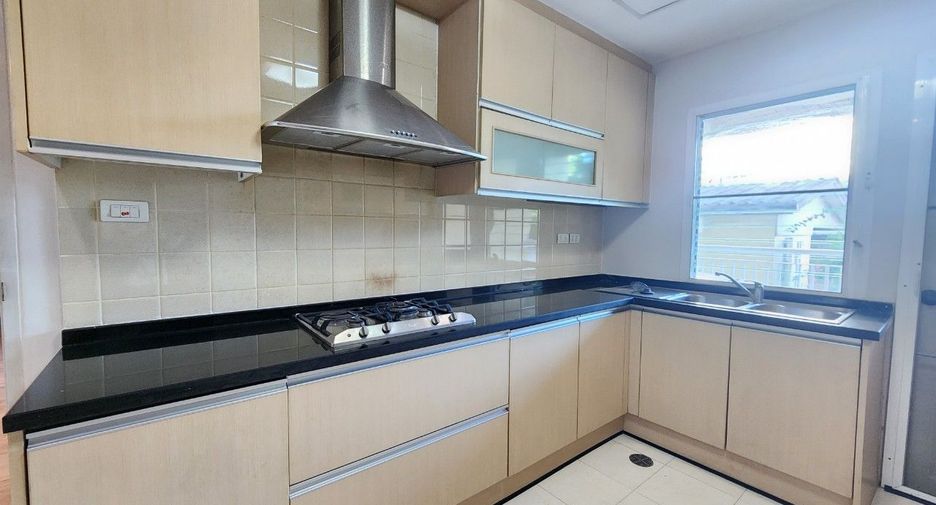 For rent 3 bedrooms apartment in Khlong Toei, Bangkok