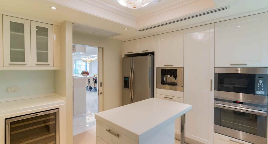 For rent 4 bedrooms apartment in Khlong Toei, Bangkok