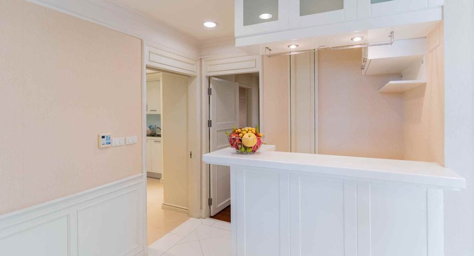 For rent 4 bedrooms apartment in Khlong Toei, Bangkok