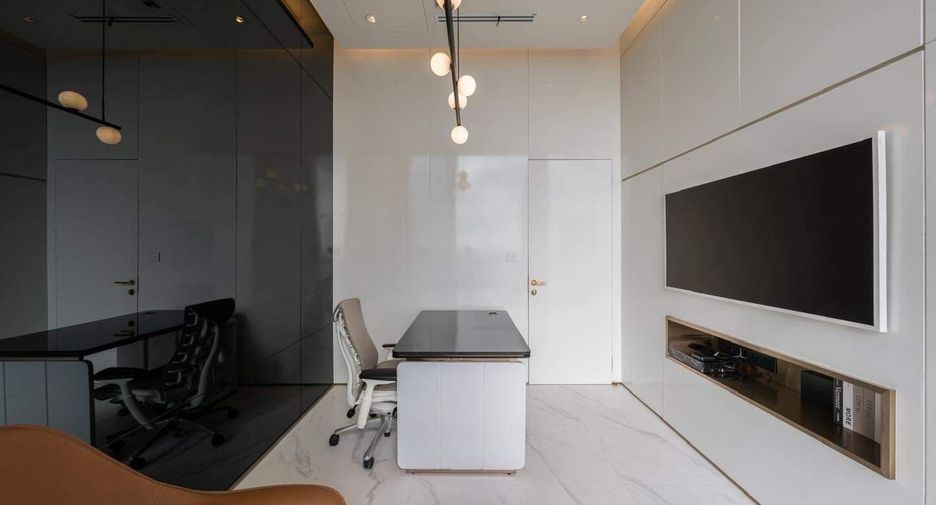 For rent 3 bedrooms condo in Khlong Toei, Bangkok