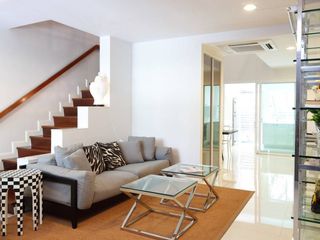Casa adosada en alquiler de 3 habitaciones en Khlong Toei, Bangkok