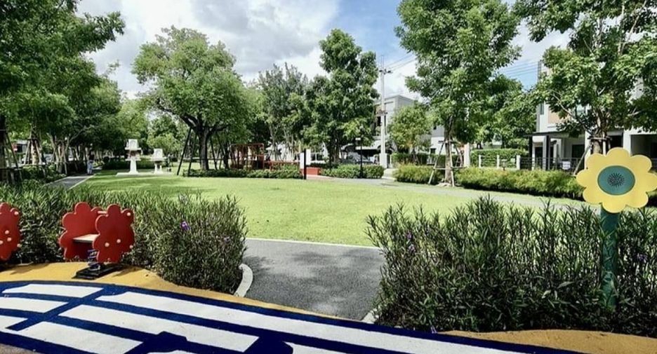 For rent 3 bedrooms townhouse in Bang Phli, Samut Prakan