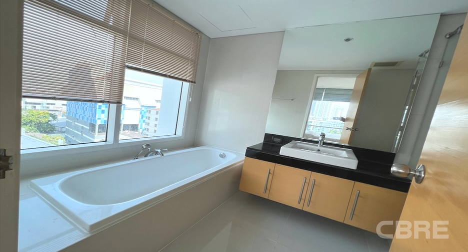 For sale 2 bedrooms condo in Khlong Toei, Bangkok