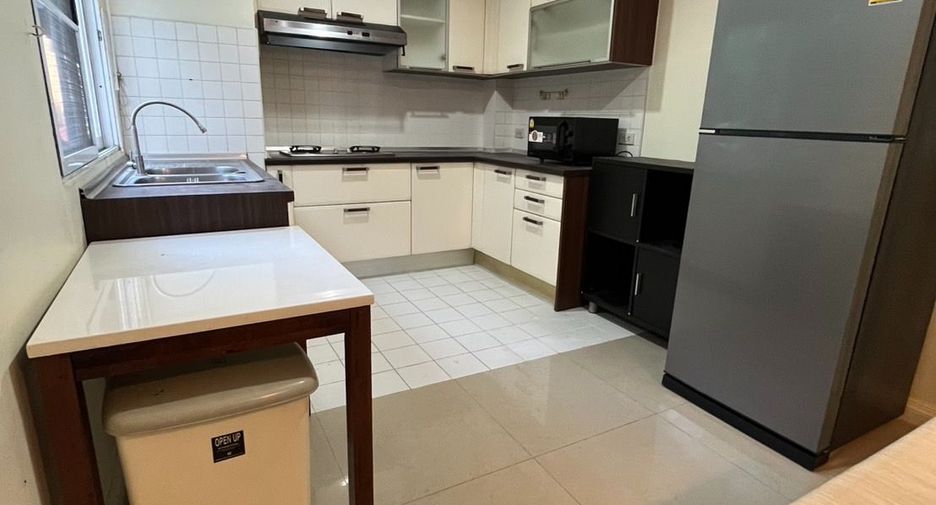 For rent 3 bedrooms townhouse in Phaya Thai, Bangkok
