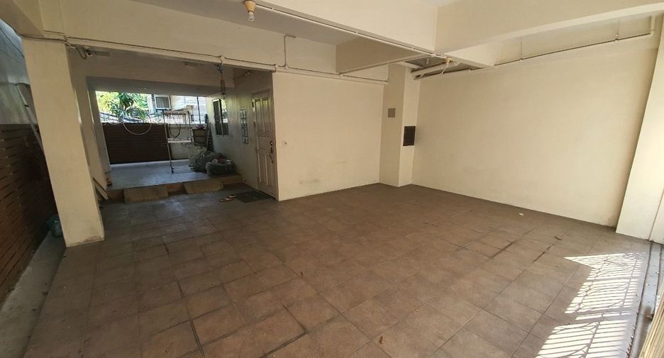 For rent 3 bedrooms townhouse in Phaya Thai, Bangkok