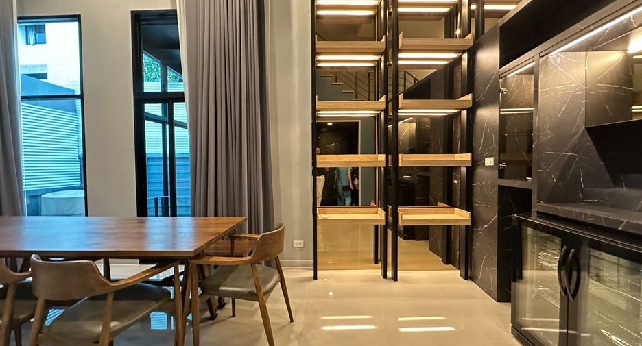 For sale 3 bedrooms house in Yan Nawa, Bangkok