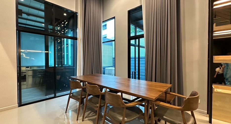 For sale 3 bedrooms house in Yan Nawa, Bangkok