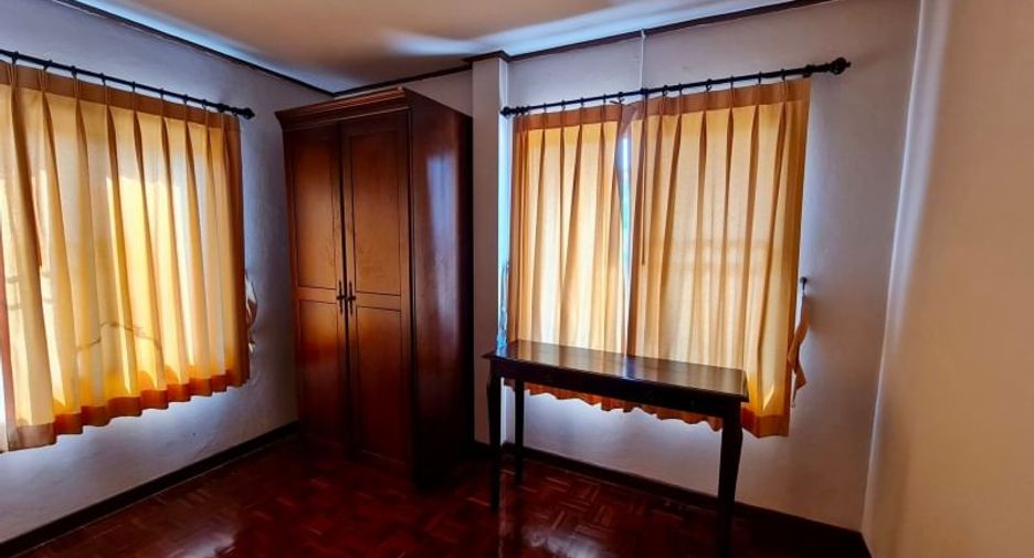 For sale 4 bedrooms house in Si Racha, Chonburi
