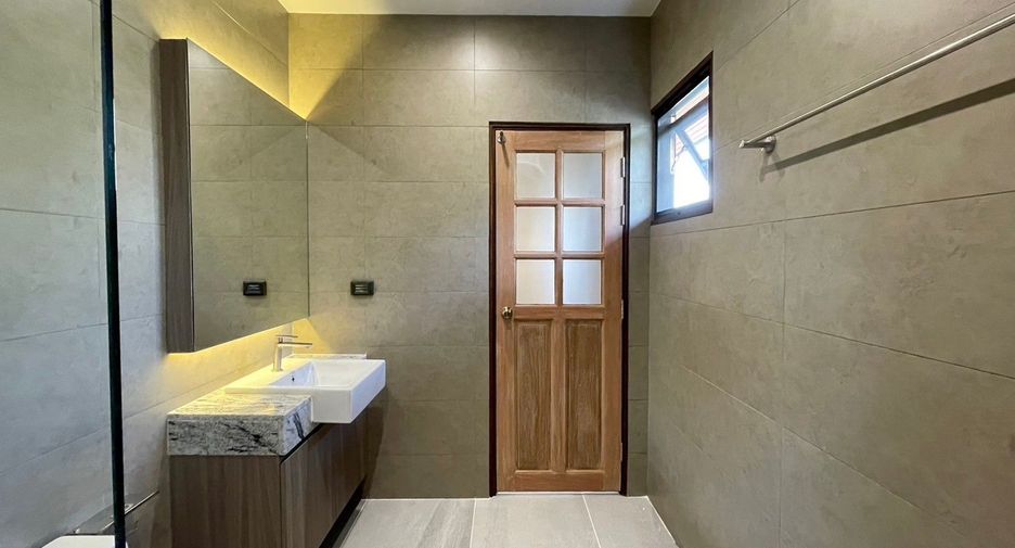 Haus zur Miete und zum Kauf mit 4 Zimmer in Mueang Chiang Mai, Chiang Mai