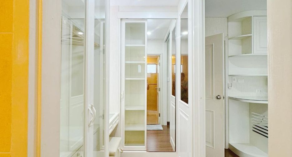 For rent 3 ベッドルーム townhouse in Phra Khanong, Bangkok