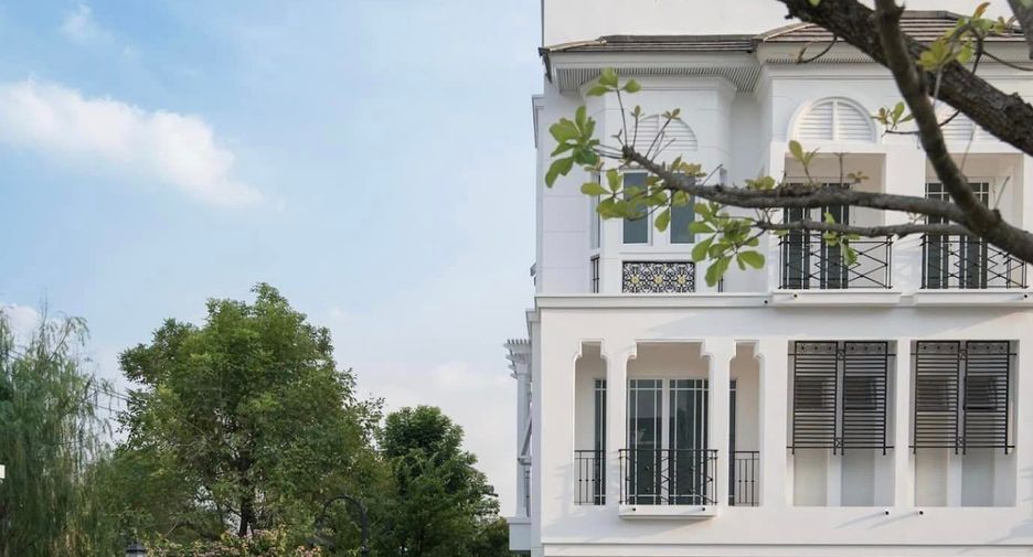 For rent 3 ベッドルーム townhouse in Phra Khanong, Bangkok