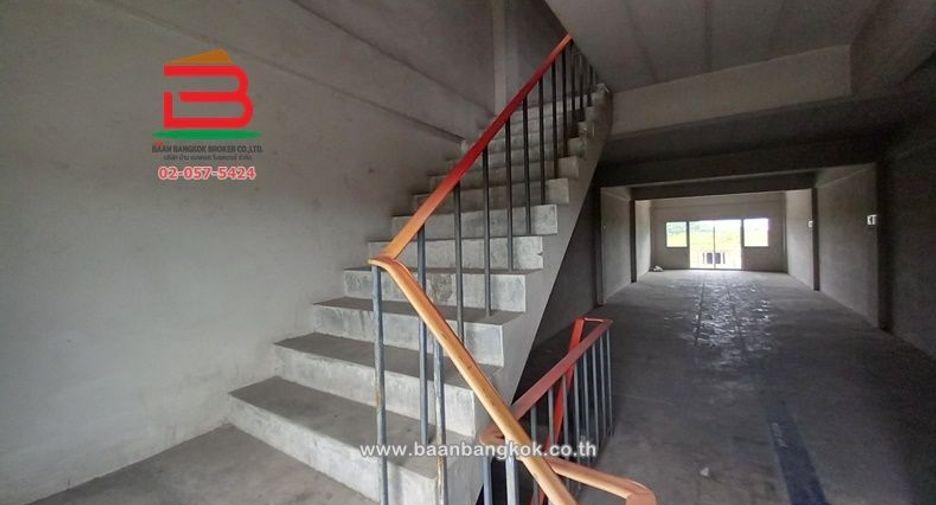 Local comercial en venta de 4 habitaciones en Lam Luk Ka, Pathum Thani