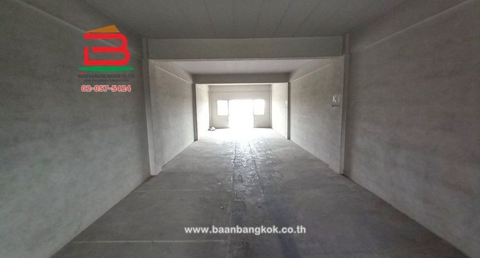 Local comercial en venta de 4 habitaciones en Lam Luk Ka, Pathum Thani