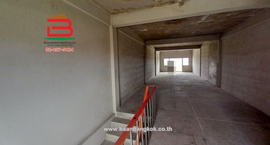 Local comercial en venta de 4 habitaciones en Lam Luk Ka, Pathum Thani