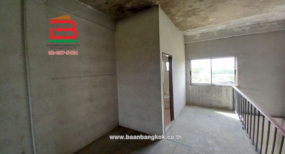 Local comercial en venta de 4 habitaciones en Lam Luk Ka, Pathum Thani